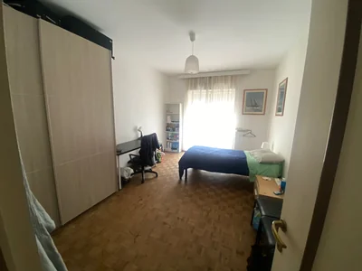 Camera da letto disponibile in immobile in Via Zanzur, disponibile per studenti universitari
