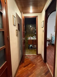 Ampia stanza matrimoniale arredata e corredata, con bagno privato.