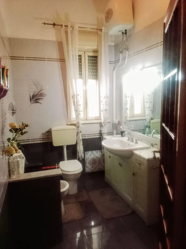 Bilocale con una camera da letto e cucina abitabile , con balcone e bagno con doccia posto al 5° piano senza ascensore a Palermo — foto 2