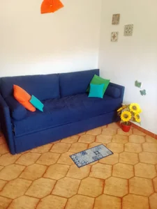 Bilocale con una camera da letto e cucina abitabile , con balcone e bagno con doccia posto al 5° piano senza ascensore
