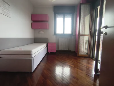 Ampia camera singola con balcone - € 490 (incluse spese condominiali) - Cinisello Balsamo