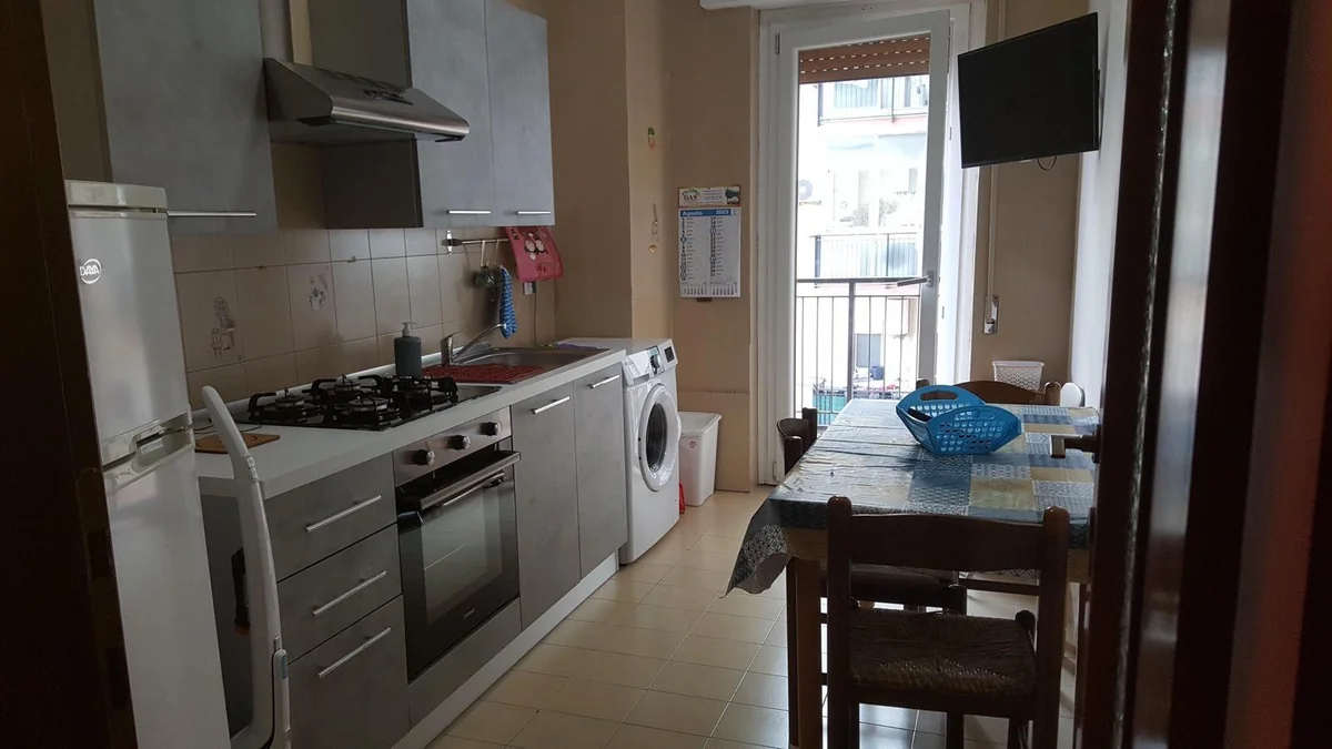 Stanza arredata in appartamento, con bagno e cucina in condivisione a Palermo — foto 4