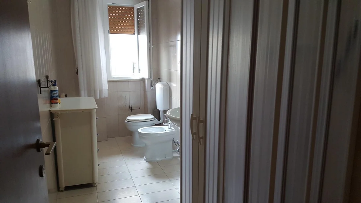 Stanza arredata in appartamento, con bagno e cucina in condivisione a Palermo — foto 2