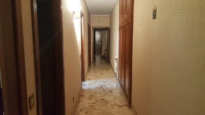 Stanza arredata in appartamento, con bagno e cucina in condivisione
