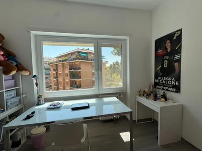 Camera da letto matrimoniale con bagno ad uso esclusivo disponibile nel quartiere Nomentano
