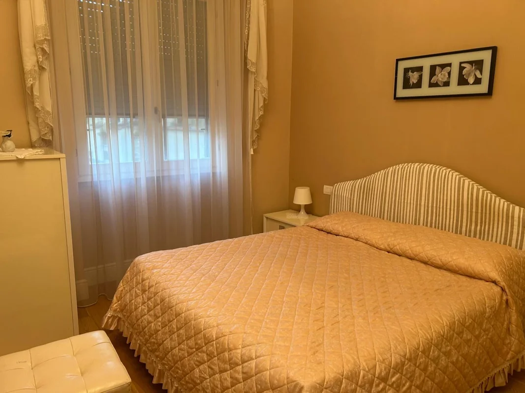 Are you looking for the ideal place to study in Florence? This spacious, well-renovated single room—featuring a double bed and a private external bathroom—is the perfect solution for you!  Available immediately, this fully furnished room is located within in Firenze — foto 3
