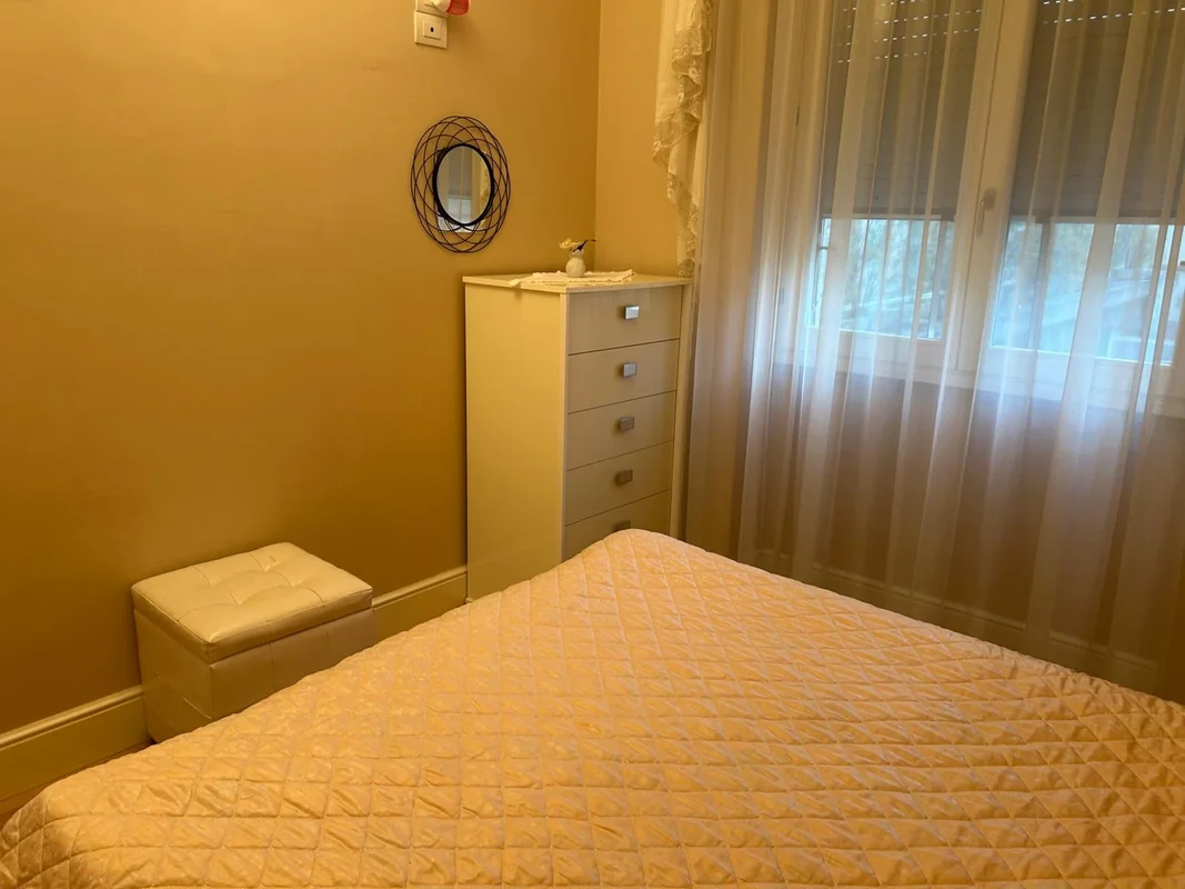 Are you looking for the ideal place to study in Florence? This spacious, well-renovated single room—featuring a double bed and a private external bathroom—is the perfect solution for you!  Available immediately, this fully furnished room is located within in Firenze — foto 5