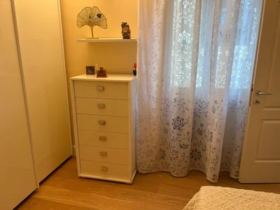 Cerchi un luogo ideale per studiare a Firenze? Questa ampia camera singola ben ristrutturata, con letto matrimoniale  e bagno privato esterno, è la soluzione perfetta per te!  Disponibile subito, la stanza completamente arredata si trova all'interno di un