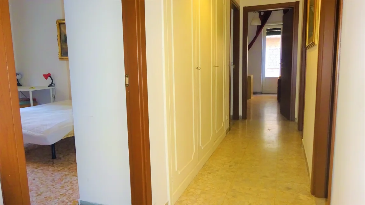 Apartment of approximately 90 sqm, comprising an entrance hall, corridor, 3 bedrooms, kitchen, and bathroom; fully furnished and available immediately for Erasmus students. in Roma — foto 3