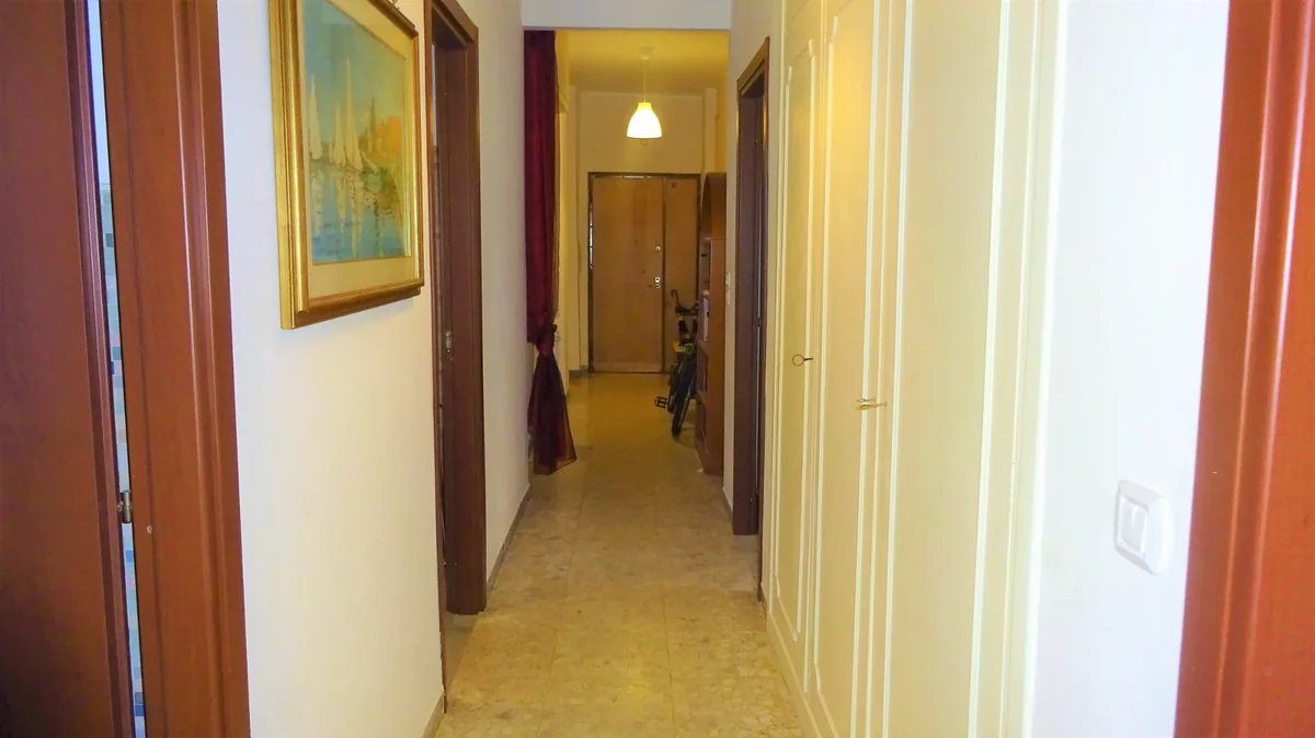 Apartment of approximately 90 sqm, comprising an entrance hall, corridor, 3 bedrooms, kitchen, and bathroom; fully furnished and available immediately for Erasmus students. in Roma — foto 4