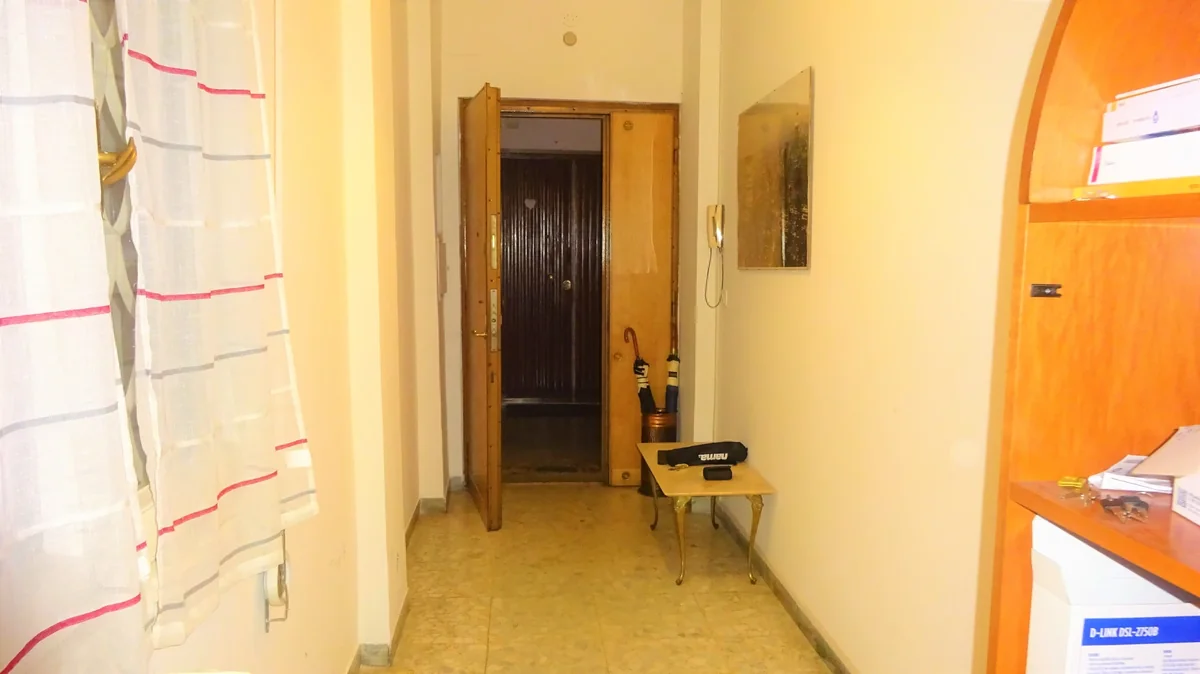 Apartment of approximately 90 sqm, comprising an entrance hall, corridor, 3 bedrooms, kitchen, and bathroom; fully furnished and available immediately for Erasmus students. in Roma — foto 2