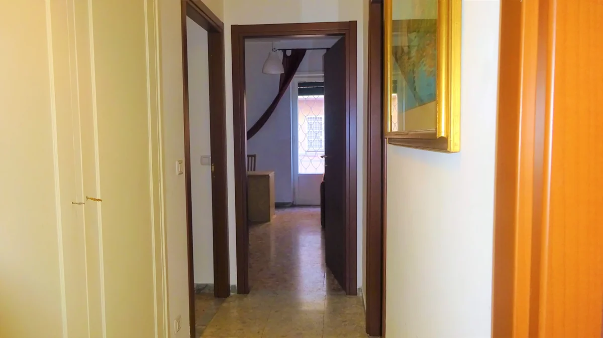Apartment of approximately 90 sqm, comprising an entrance hall, corridor, 3 bedrooms, kitchen, and bathroom; fully furnished and available immediately for Erasmus students. in Roma — foto 5