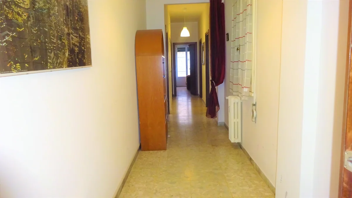 Apartment of approximately 90 sqm, comprising an entrance hall, corridor, 3 bedrooms, kitchen, and bathroom; fully furnished and available immediately for Erasmus students. in Roma