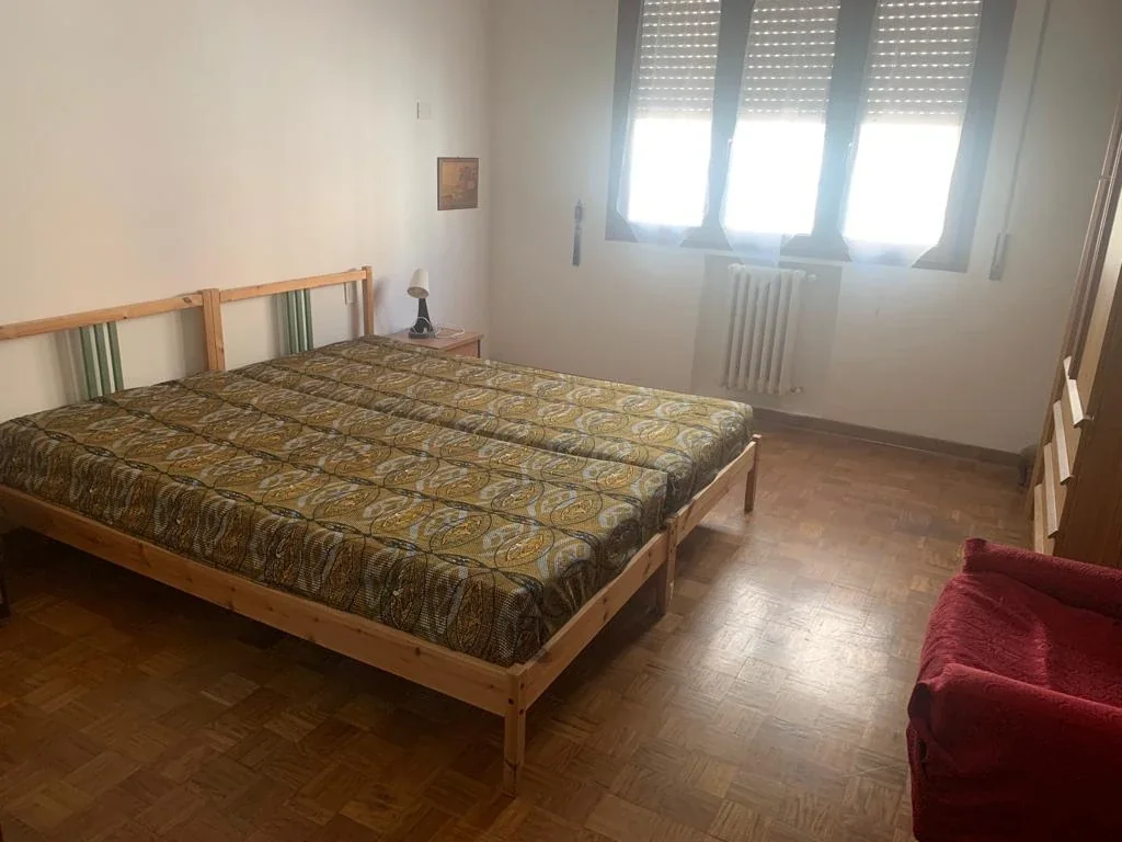 If you’re looking for a place to stay, this spacious, bright, and air-conditioned room is the perfect solution. It’s ideal whether you’re looking for a room for single occupancy or a space to share with another person! November 15, 2026 Price and Rental in Firenze — foto 2